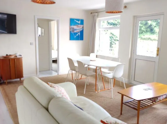 Crow's Nest - 3 - Self Catering Apartment Glandore